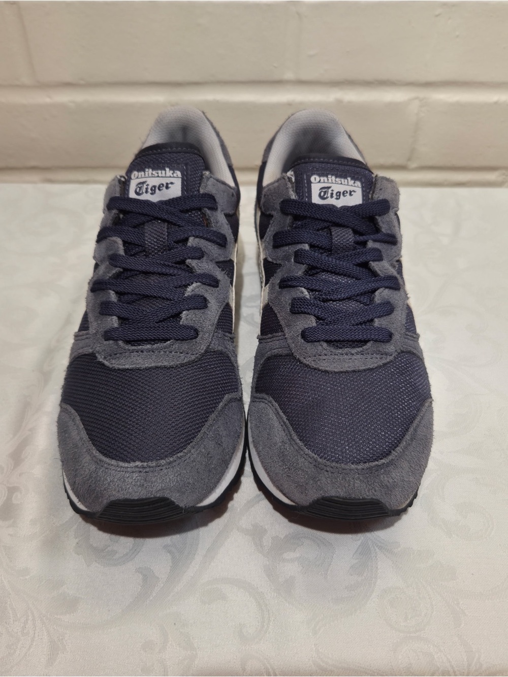 Mens 8.5 Onitsuka Tiger sneakers
